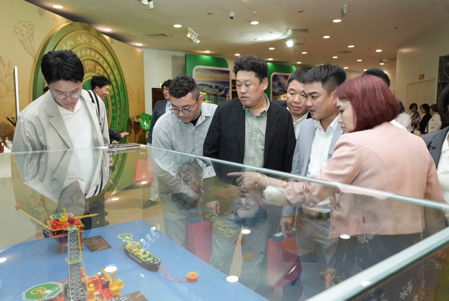 Chủ tịch Công đoàn Petovietnam Nghiêm Thuỳ Lan giới thiệu các công trình dầu khí của Tập đoàn đến đoàn công tác Chủ tịch Công đoàn Petovietnam Nghiêm Thuỳ Lan giới thiệu các công trình dầu khí của Tập đoàn đến đoàn công tác