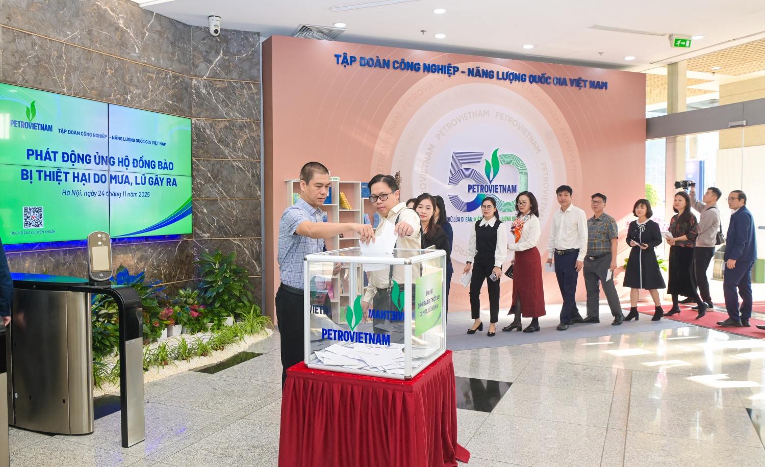 Petrovietnam phát động quyên góp ủng hộ đồng bào miền Trung, Tây Nguyên bị ảnh hưởng bởi mưa lũ Petrovietnam phát động quyên góp ủng hộ đồng bào miền Trung, Tây Nguyên bị ảnh hưởng bởi mưa lũ