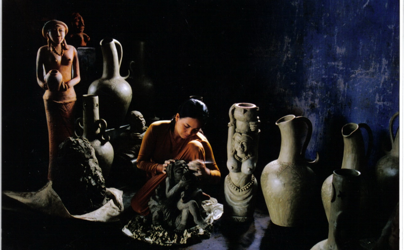 Mỗi khối đất, mỗi đường chạm gốm không chỉ là sản phẩm thủ công, mà còn là sợi dây kết nối giữa truyền thống và sự thích nghi giữa thời đại công nghệ.