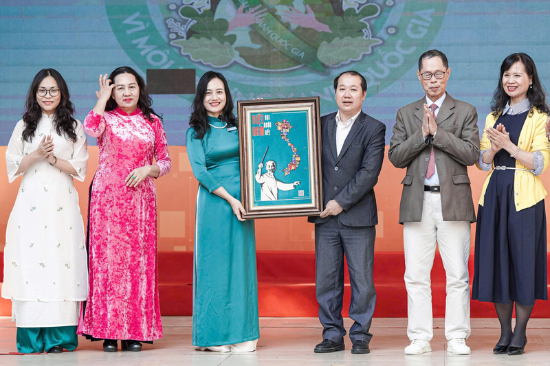 Ban tổ chức tri ân nhà trường. Ảnh: Bảo Thắng.