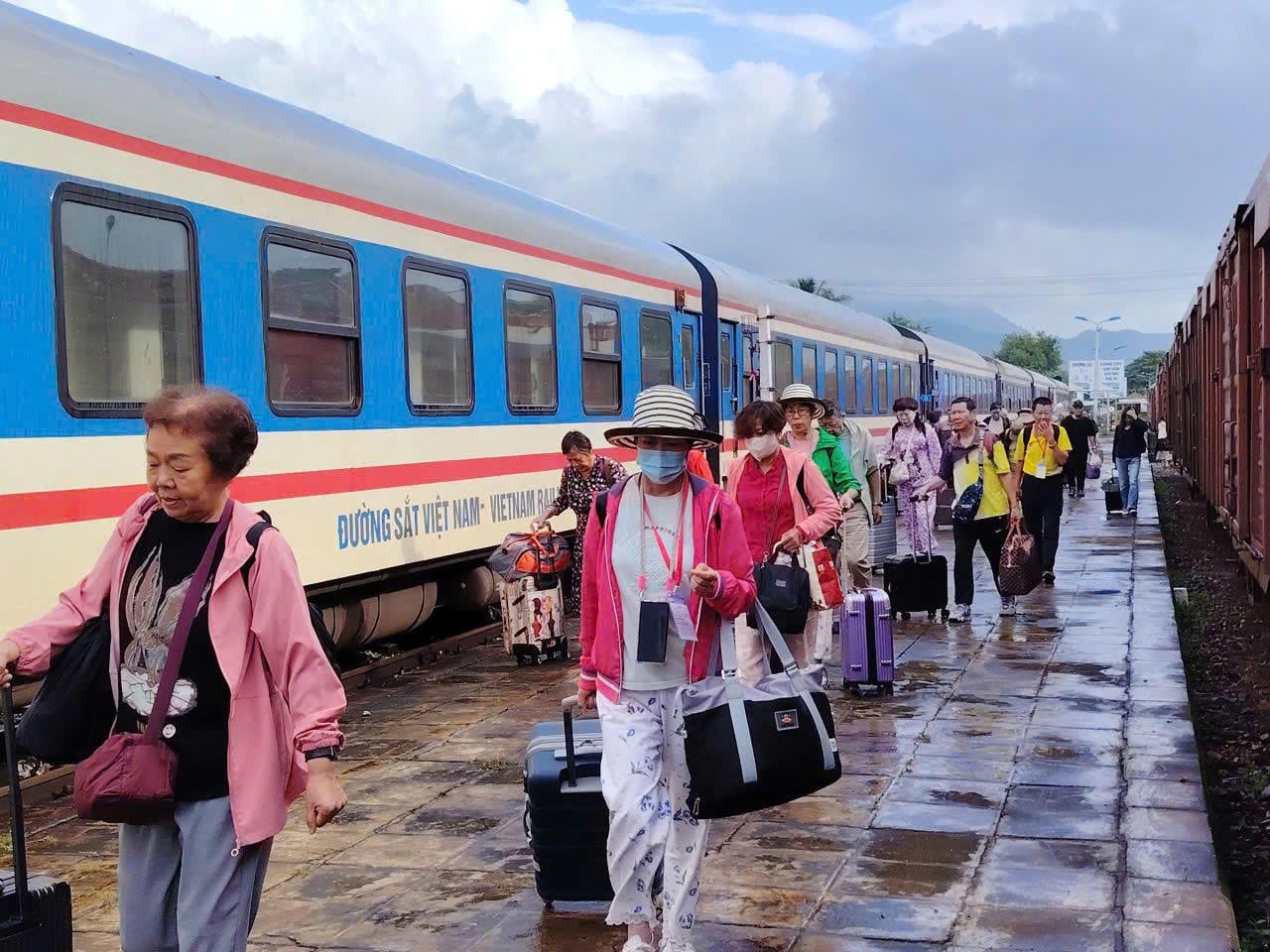 Nhiều hành khách di chuyển bằng đường sắt bị ảnh hưởng. Ảnh: VNR.