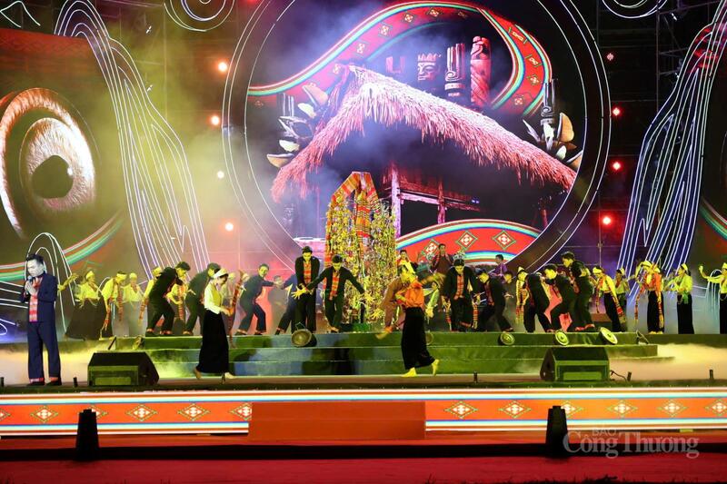 Chương trình nghệ thuật tại lễ khai mạc. Ảnh: Nam Nguyễn