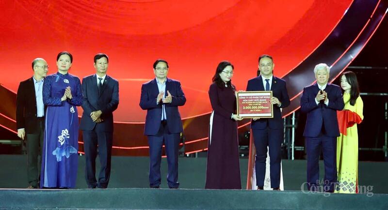 Đại diện các tập thể, doanh nghiệp trao tiền quyên góp ủng hộ đồng bào miền Trung - Tây Nguyên. Ảnh: Nam Nguyễn