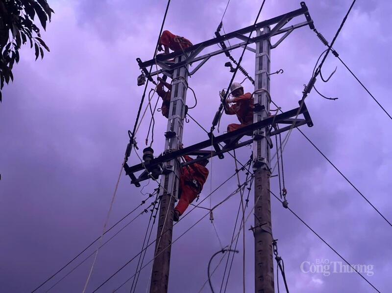 Trong thời điểm thời tiết còn mưa gió, với tinh thần quyết tâm cao nhất, công nhân Điện lực Khánh Hòa đã khôi phục cấp điện cho 13 TBA và 1.033 hộ gia đình. Ảnh: ĐVCC