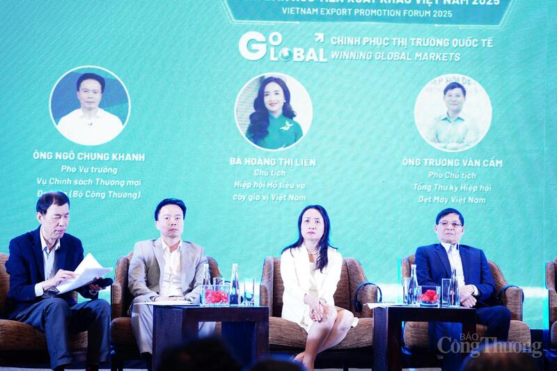 Các đại biểu tham dự Toạ đàm với chủ đề “Tối ưu hóa lợi thế FTA và quản trị rủi ro”. Ảnh: Thái Mạnh