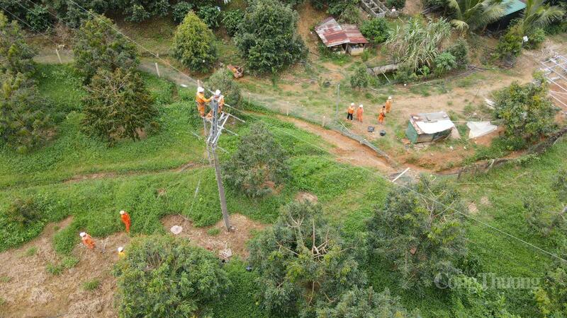 Sự cố sập cầu tại thôn K Róa cùng lượng lớn đất đá từ đồi núi thôn Ha Nít đổ xuống tuyến tỉnh lộ ĐT656 khiến các phương tiện xử lý sự cố điện của Đội không thể tiếp cận hiện trường. Ảnh: ĐVCC