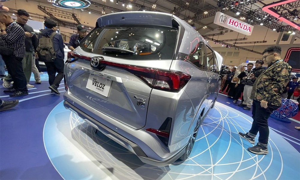Giá bán của Veloz Hybrid thấp hơn Yaris Cross Hybrid - Ảnh: Kompas
