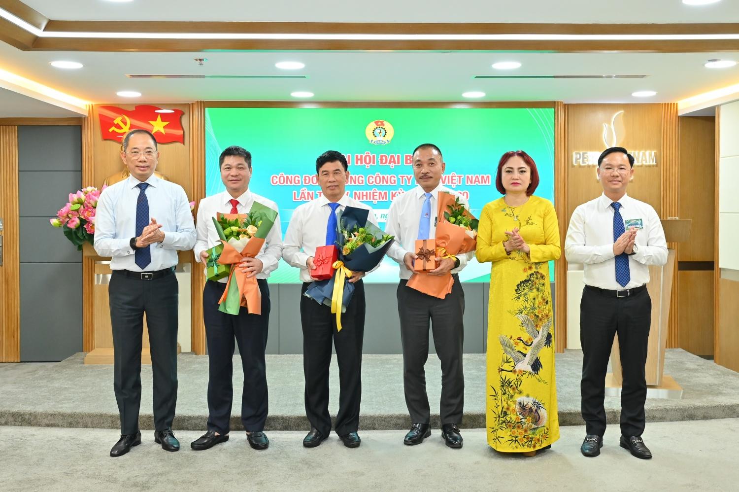 Đ/c Nghiêm Thùy Lan – Chủ tịch Công đoàn Petrovietnam và đ/c Cao Hoài Dương – Bí thư Đảng ủy, Chủ tịch HĐQT Tổng công ty tặng hoa tri ân đ/c Đoàn Duy Công – Chủ tịch Công đoàn Tổng công ty khóa IV và các đồng chí không tham gia Ban Chấp hành Công đoàn khóa V đã hoàn thành xuất sắc nhiệm vụ công tác