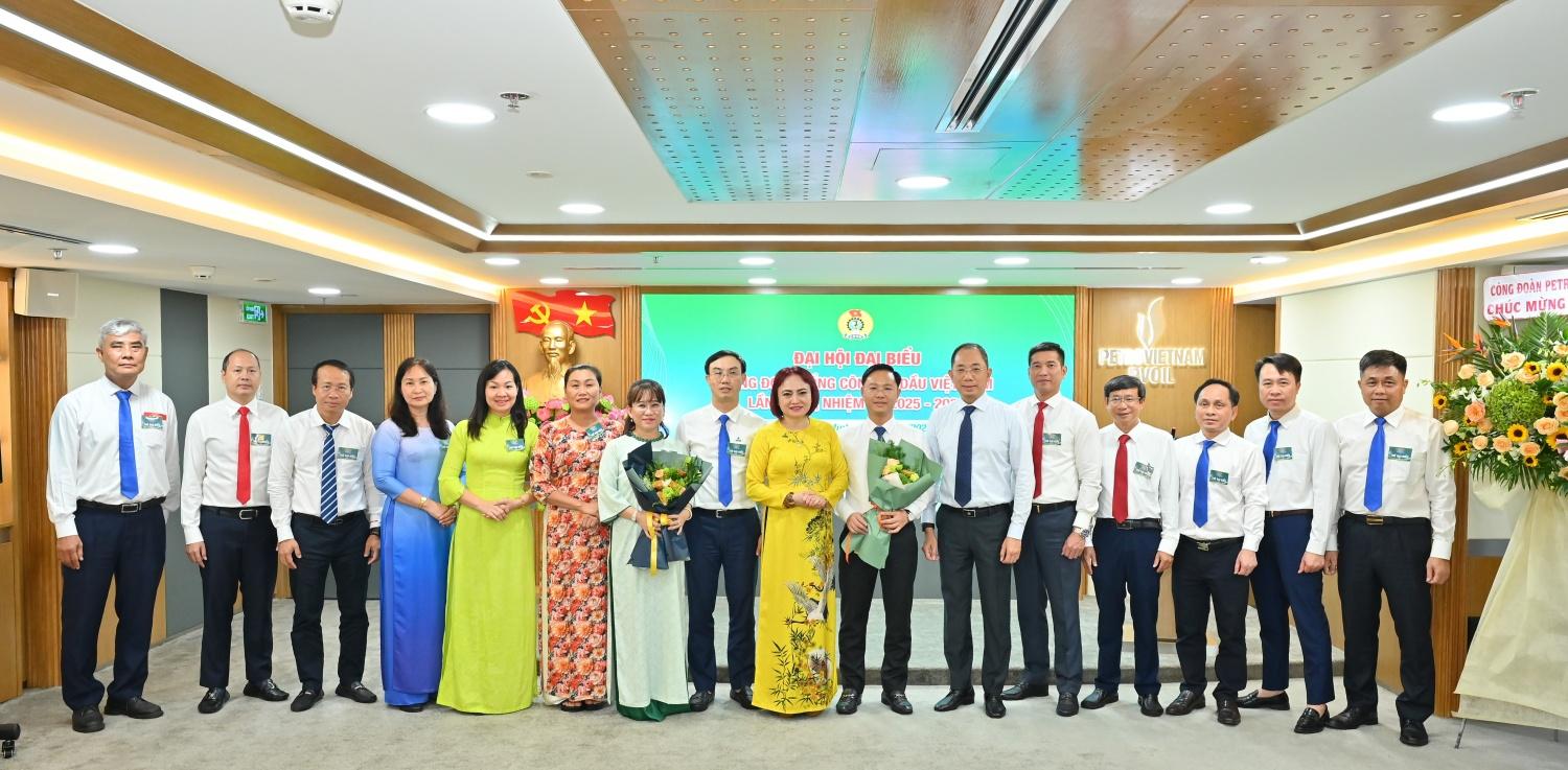 Đ/c Nghiêm Thùy Lan – Chủ tịch Công đoàn Petrovietnam và đ/c Cao Hoài Dương – Bí thư Đảng ủy, Chủ tịch HĐQT Tổng công ty chúc mừng Ban Chấp hành Công đoàn Tổng công ty khóa V, nhiệm kỳ 2025-2030