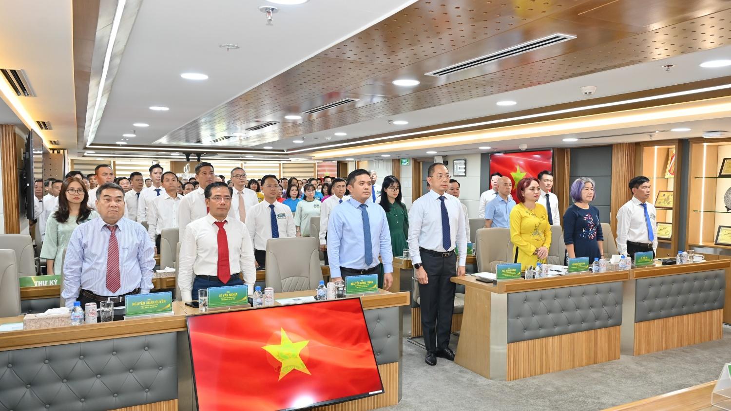 Đại biểu thực hiện nghi lễ chào cờ