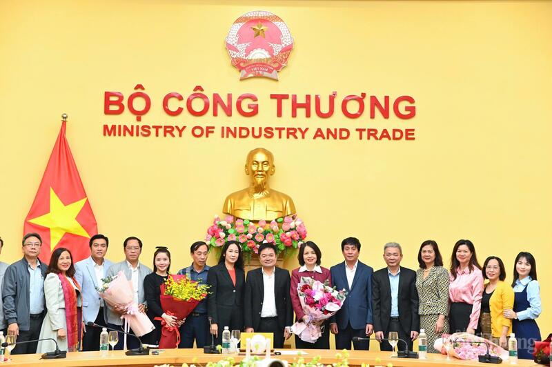 Tổng Biên tập Báo Công Thương Nguyễn Văn Minh cùng lãnh đạo, phóng viên, biên tập viên Báo Công Thương chúc mừng tân Phó Tổng biên tập Nguyễn Thị Thùy Linh.