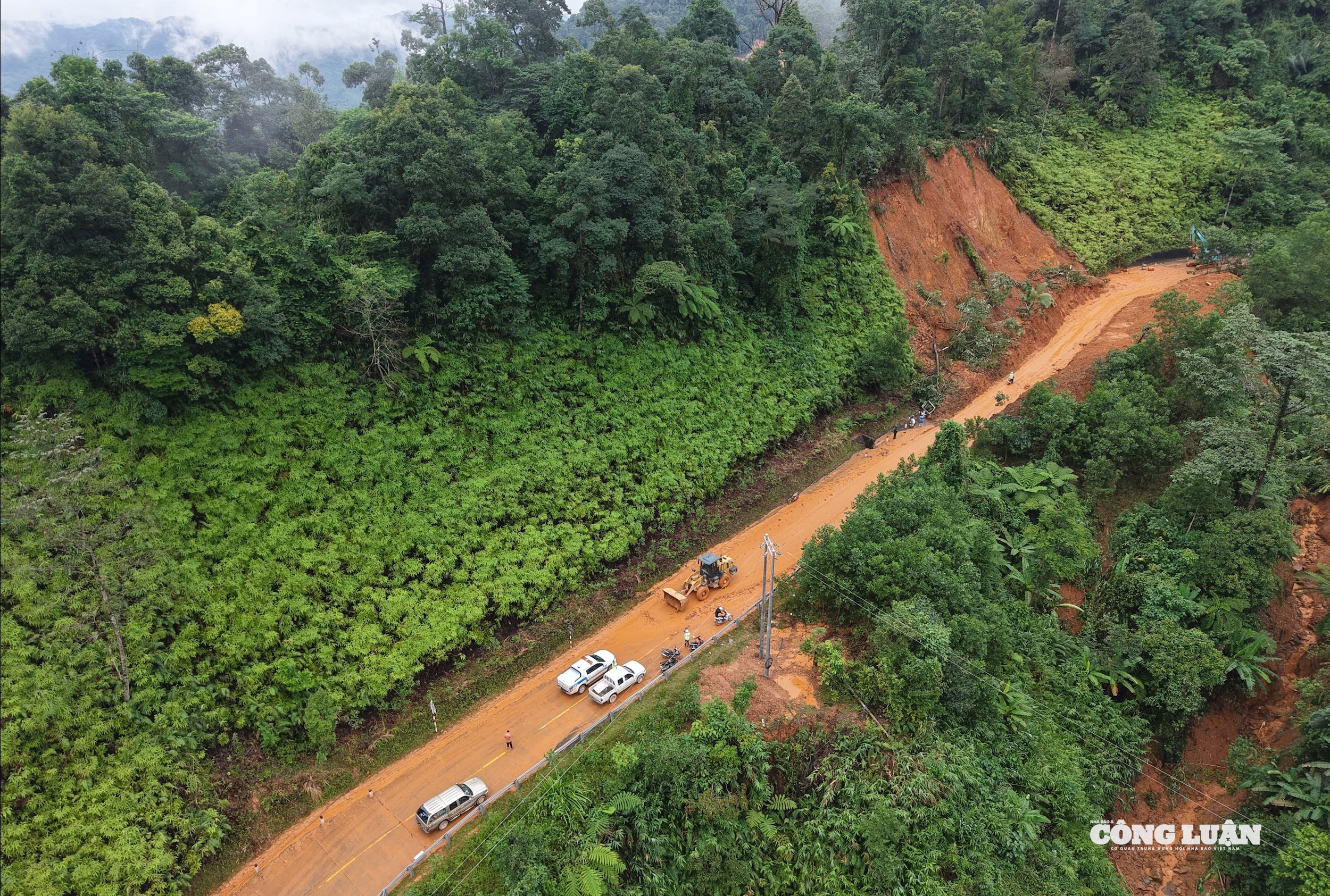 Khắc phục sạt lở trên đường Hồ Chí Minh nhánh Tây qua địa bàn TP. Huế.