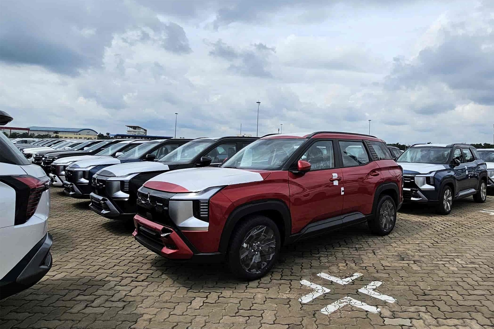 Lô xe Mitsubishi Destinator nhập khẩu từ Indonesia chuẩn bị bán ra thị trường - Ảnh: MMV