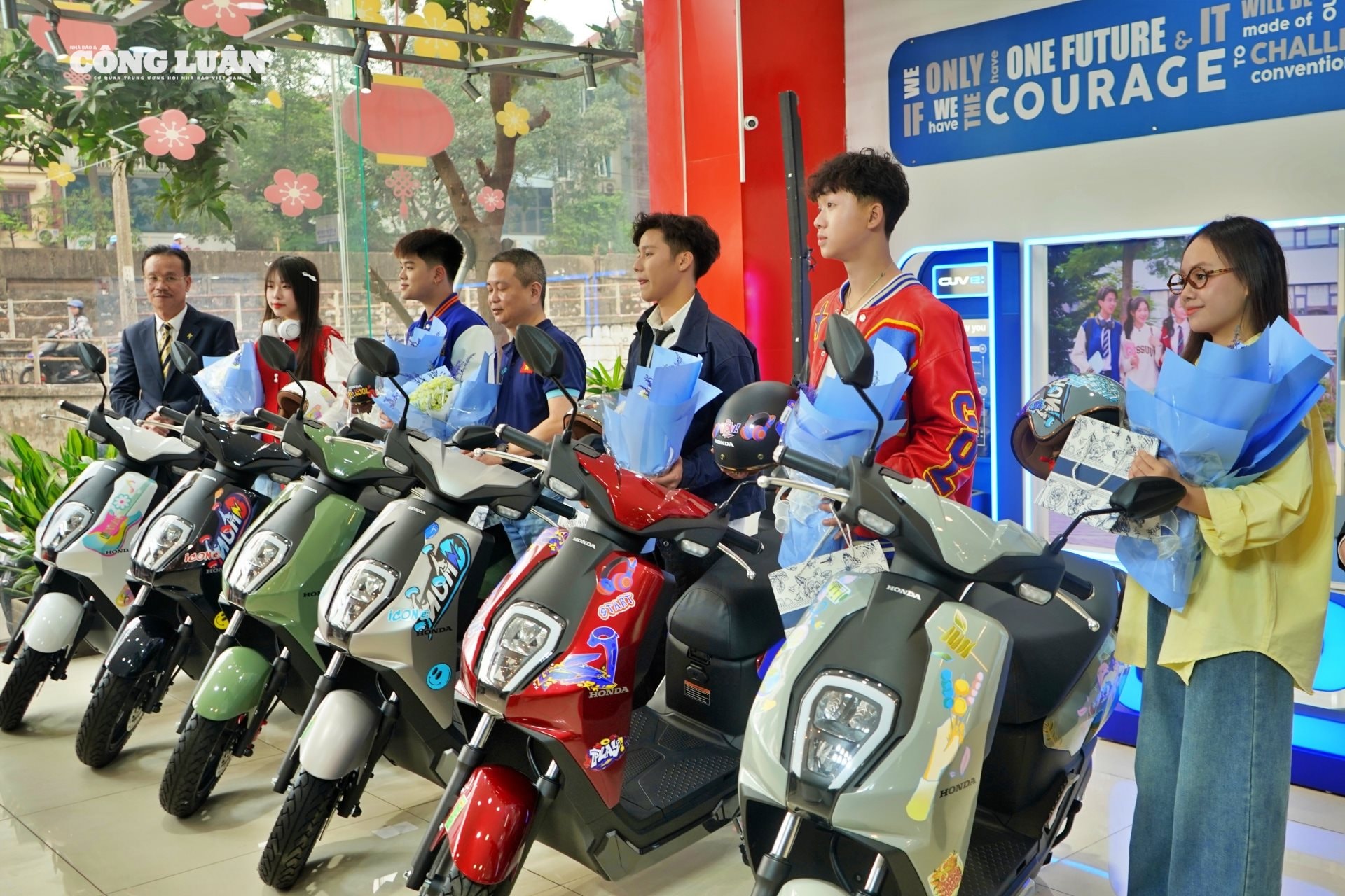 Người tiêu dùng mua mẫu xe máy điện Honda Icon e: sẽ nhận lì xì 5 triệu đồng tiền mặt.