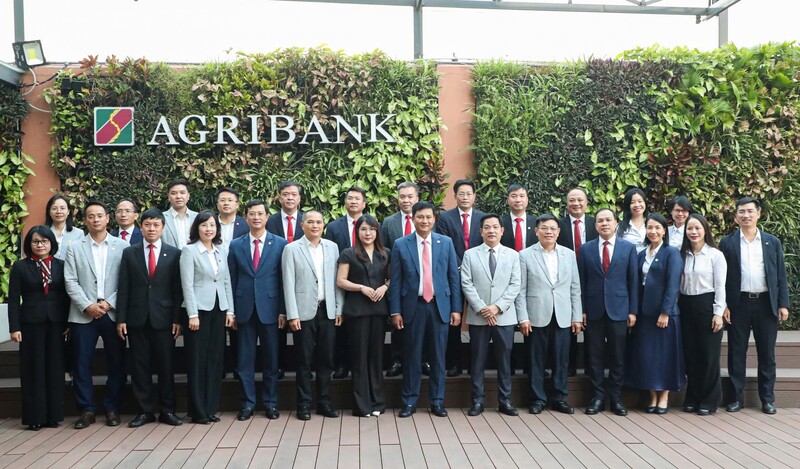 Các đại biểu Agribank và VNPAY dự lễ ký kết chụp ảnh lưu niệm