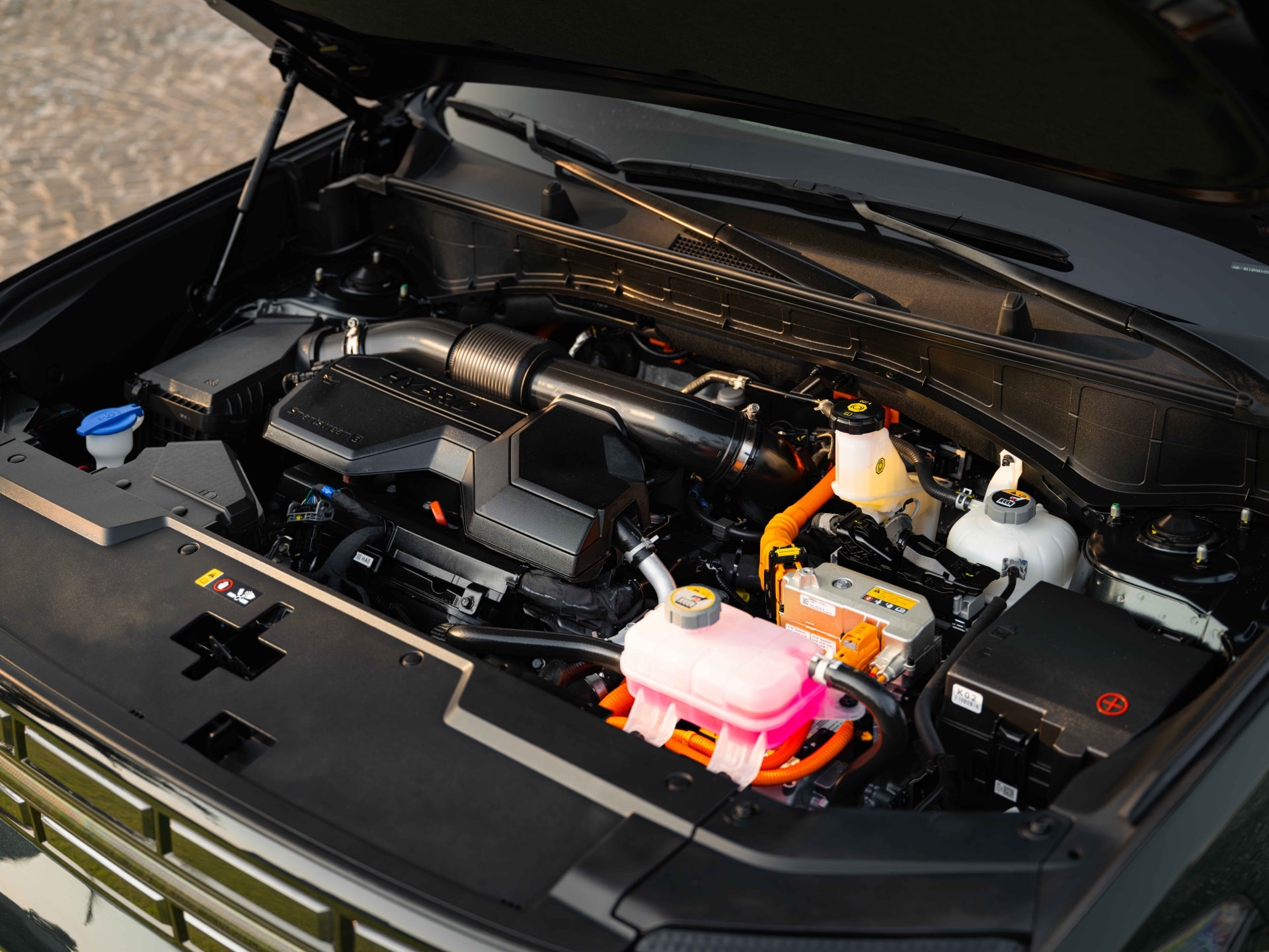 Khoang động cơ Hyundai Santa Fe Hybrid - Ảnh: HTV