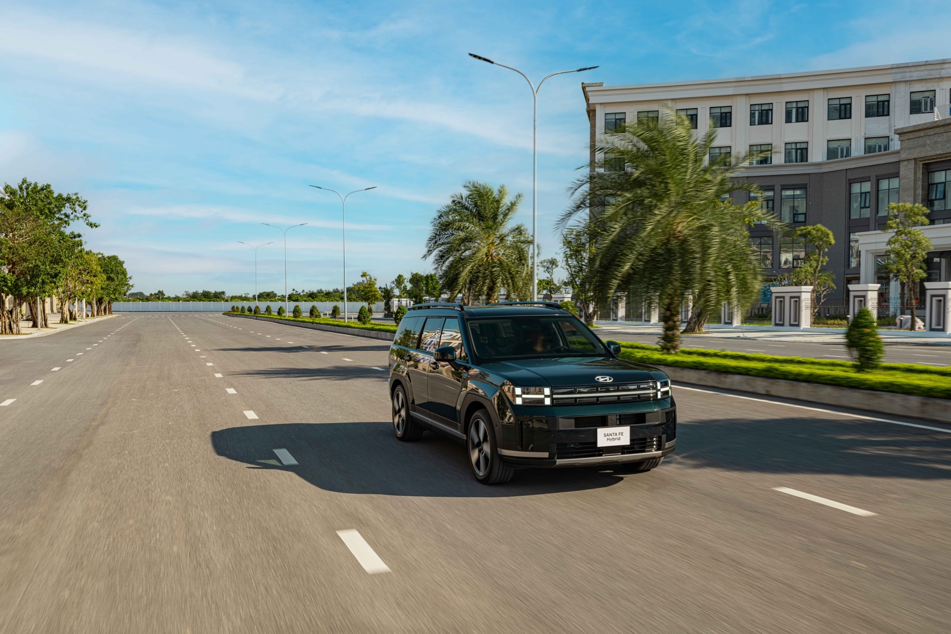 Hyundai Santa Fe Hybrid có mức tiêu thụ nhiên liên chỉ 6,37 lít/100 km ở điều kiện hỗn hợp - Ảnh: HTV