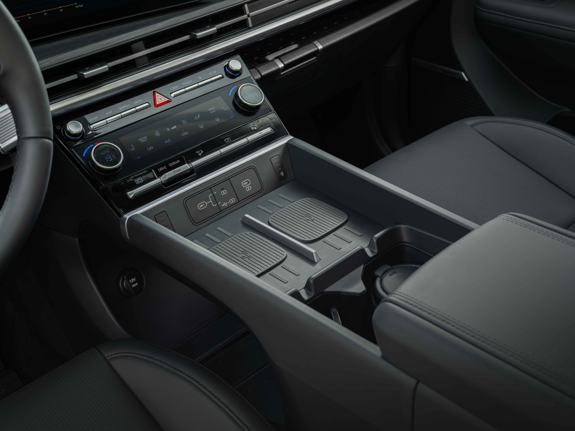 Khu vực điều khiển và đế sạc không dây - Ảnh: HTV