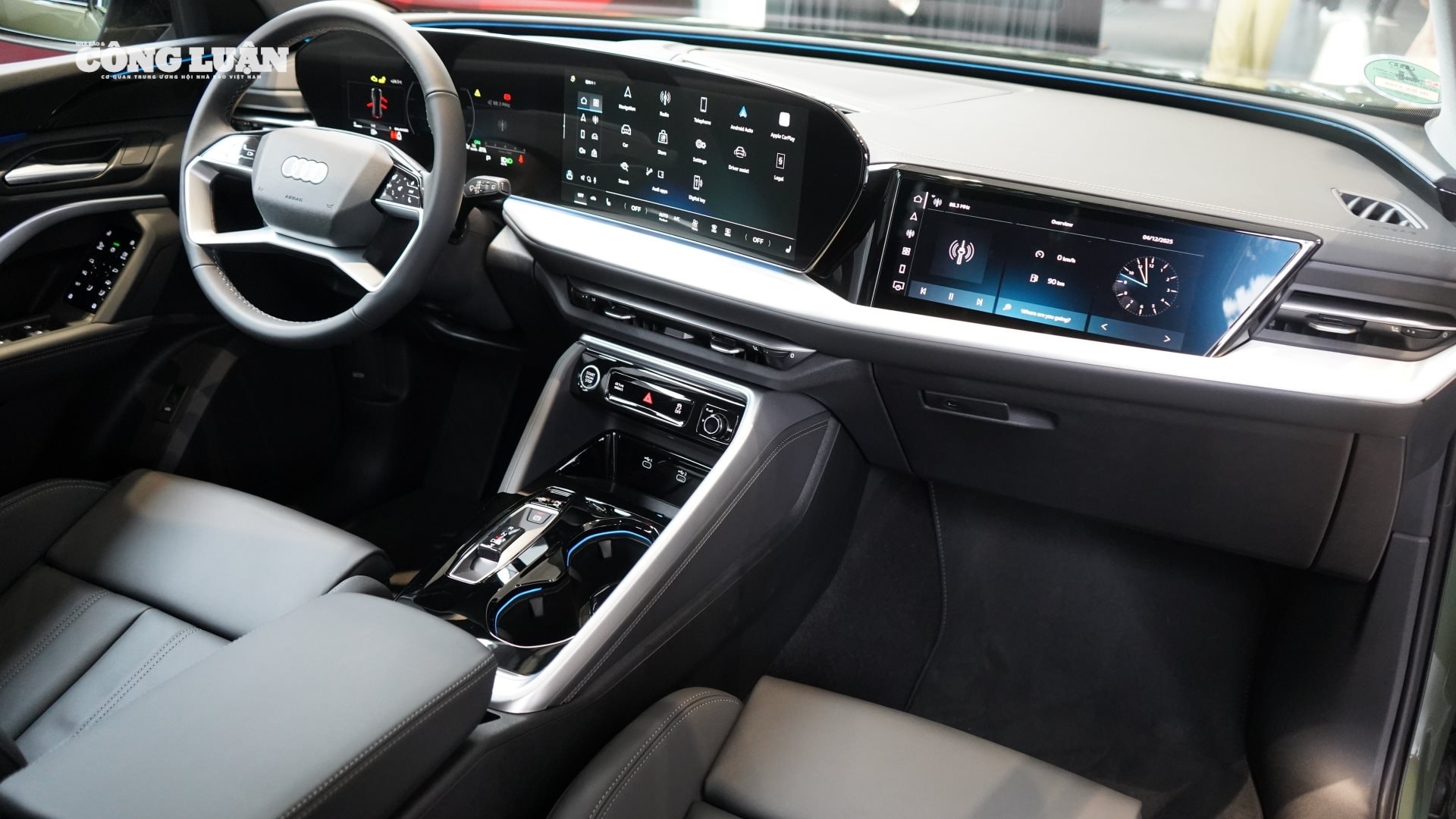 Khoang lái đậm chất kỹ thuật số.