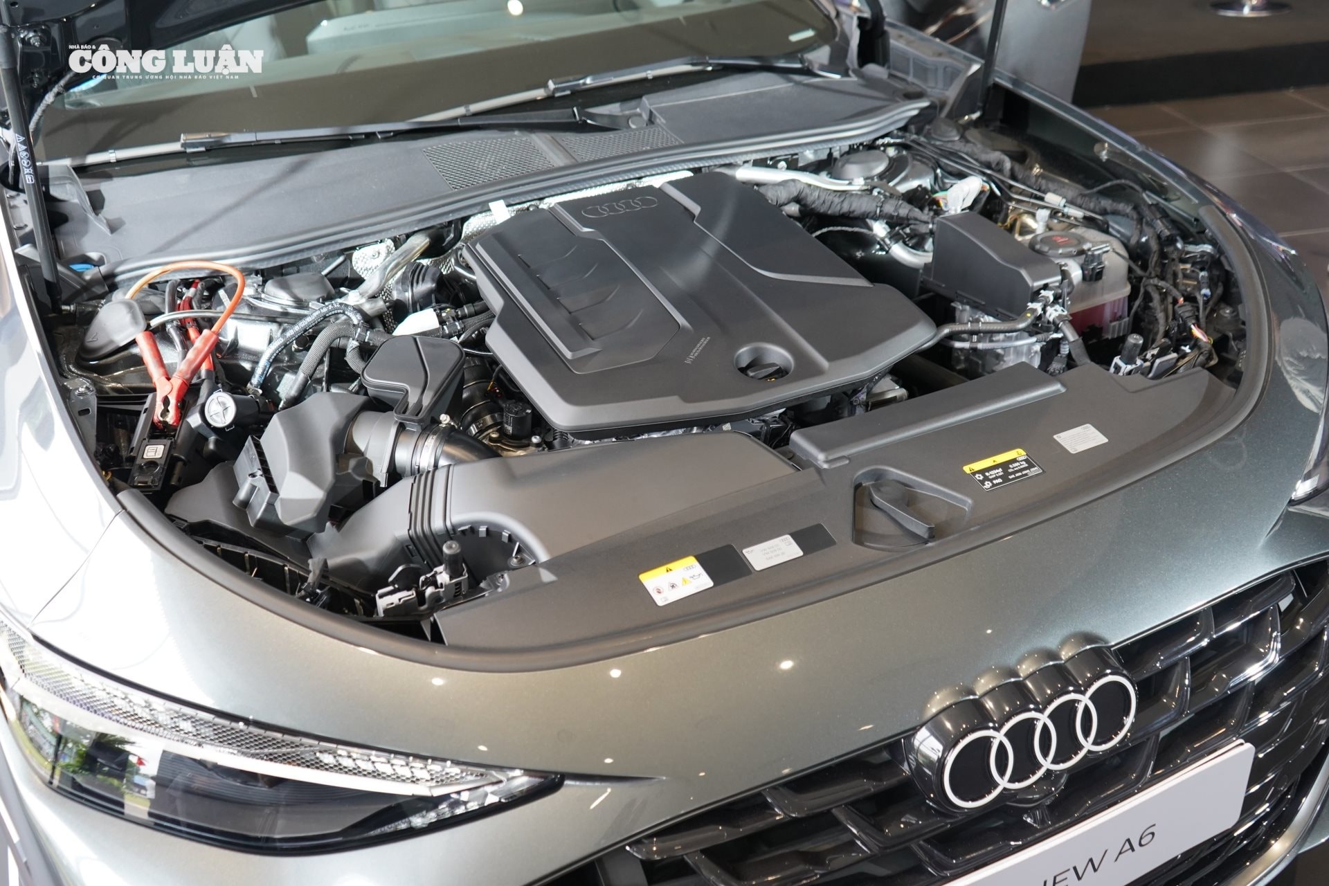 Khoang động cơ Audi A6 2025.