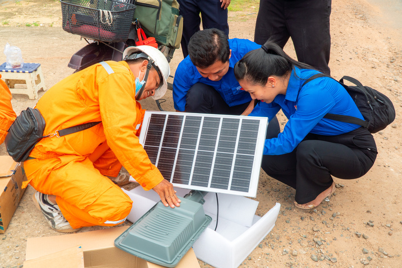 Đoàn Thanh niên EVNSPC triển khai công trình sắp sáng đường quê trên địa bàn tỉnh Tây Ninh. Ảnh: EVNSPC.