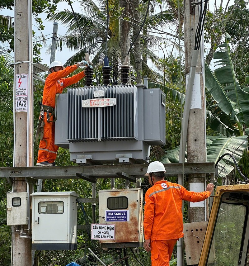 Song song với các hoạt động tri ân, EVNSPC tập trung đảm bảo cung cấp điện an toàn, ổn định và nâng cao chất lượng dịch vụ khách hàng. Ảnh: EVNSPC.