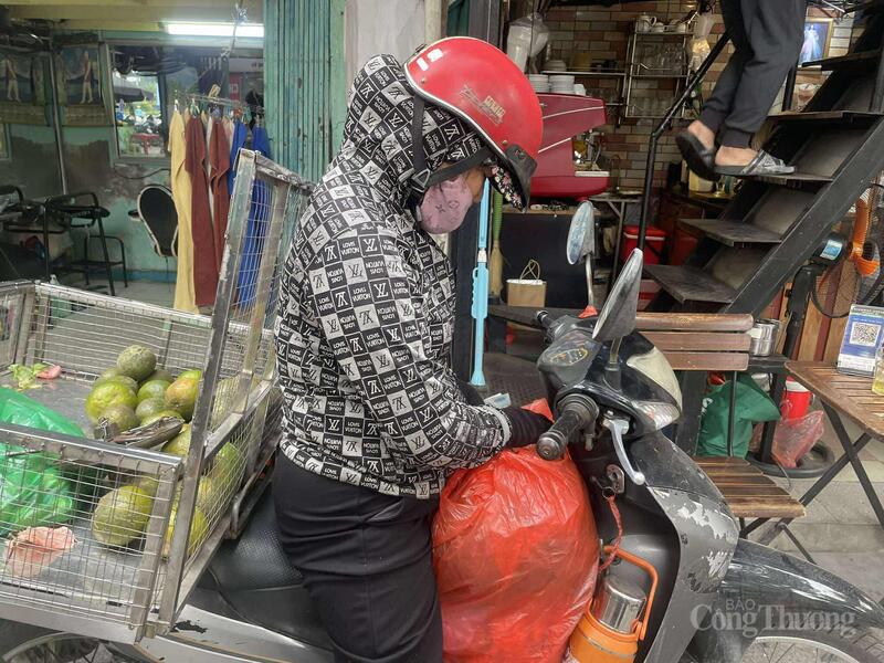 Chị Hoa kỳ vọng thành phố sẽ có hỗ trợ thiết thực cho những người lao động tự do như chị.