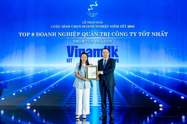 Đại diện Vinamilk nhận vinh danh tại Cuộc bình chọn Doanh nghiệp Niêm yết (VLCA) 2025. Ảnh: BTC