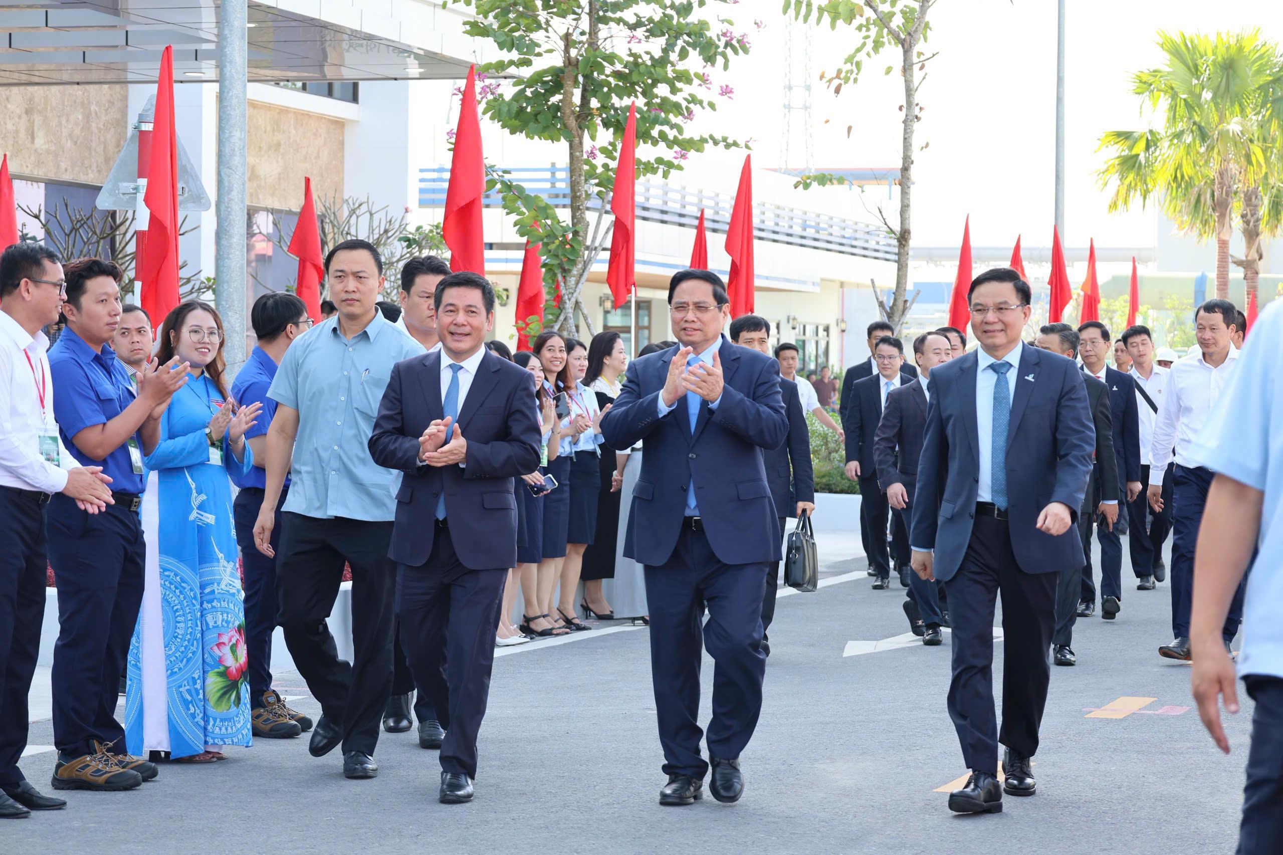 Thủ tướng Phạm Minh Chính, Bộ trưởng Bộ Công Thương Nguyễn Hồng Diên cùng các đại biểu tham dự dự kiện. Ảnh: Hoàng Chiến