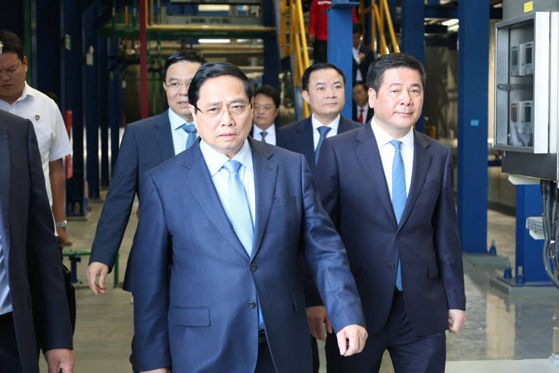 Thủ tướng Chính phủ Phạm Minh Chính, Bộ trưởng Bộ Công Thương Nguyễn Hồng Diên cùng các lãnh đạo cấp cao tham quan bên trong Nhà máy điện Nhơn Trạch. Ảnh: Hoàng Chiến.