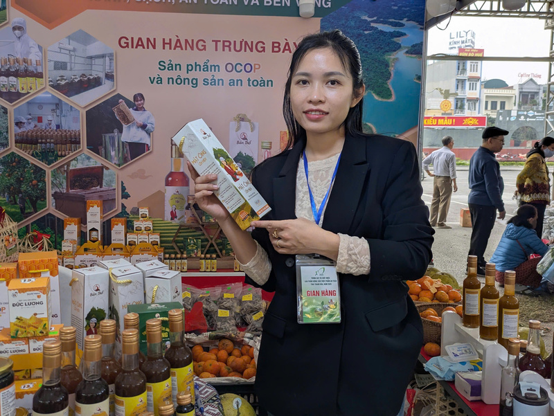 Những sản phẩm OCOP từ mật ong rừng tự nhiên tại gian hàng Vườn Rừng Bản Thổ. Ảnh: Quốc Huy