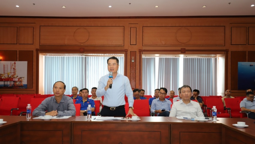 Đồng chí Hoàng Phúc Long – Chủ tịch Công đoàn Vietsovpetro phát biểu chỉ đạo tại Hội thảo, định hướng các nhiệm vụ trọng tâm trong công tác ATVSLĐ và chăm sóc sức khỏe người lao động. Đồng chí Hoàng Phúc Long – Chủ tịch Công đoàn Vietsovpetro phát biểu chỉ đạo tại Hội thảo, định hướng các nhiệm vụ trọng tâm trong công tác ATVSLĐ và chăm sóc sức khỏe người lao động.