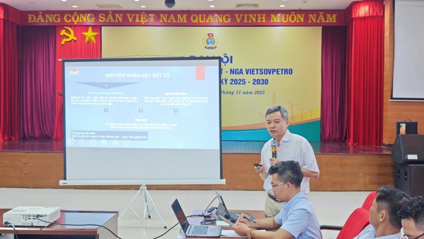 Bác sĩ CKI. Nguyễn Quốc Bảo, Trung tâm Y tế Vietsovpetro trong phần trình bày tham luận tại Hội nghị Bác sĩ CKI. Nguyễn Quốc Bảo, Trung tâm Y tế Vietsovpetro trong phần trình bày tham luận tại Hội nghị