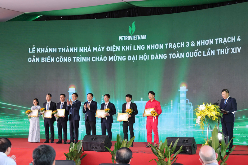 Trao bằng khen cho các cá nhân có đóng góp nổi bật tại Lễ khánh thành nhà máy điện khí LNG Nhơn Trạch 3 & 4. Ảnh: Hoàng Chiến.