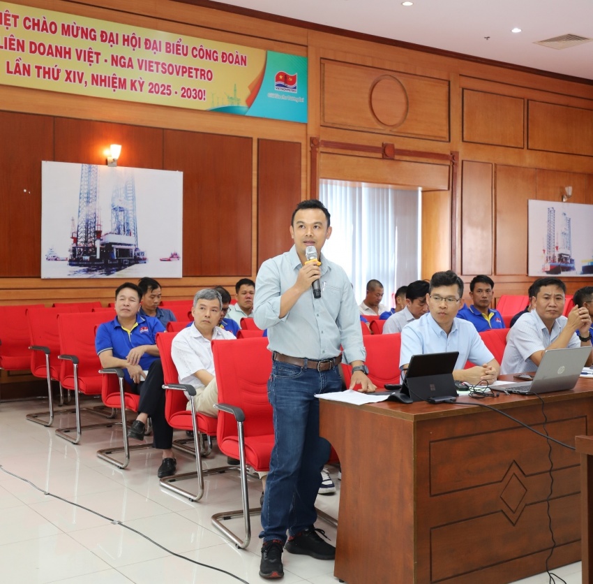 Đại diện Giàn Công nghệ Trung tâm số 2 (CTP-2) chia sẻ kinh nghiệm thực tiễn trong việc phát huy vai trò ATVSV tại nơi làm việc. Đại diện Giàn Công nghệ Trung tâm số 2 (CTP-2) chia sẻ kinh nghiệm thực tiễn trong việc phát huy vai trò ATVSV tại nơi làm việc.