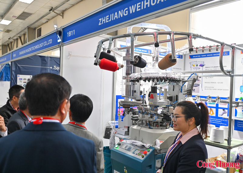 Doanh nghiệp đến từ Trung Quốc giới thiệu về máy dệt tất tự động hoá 100%.