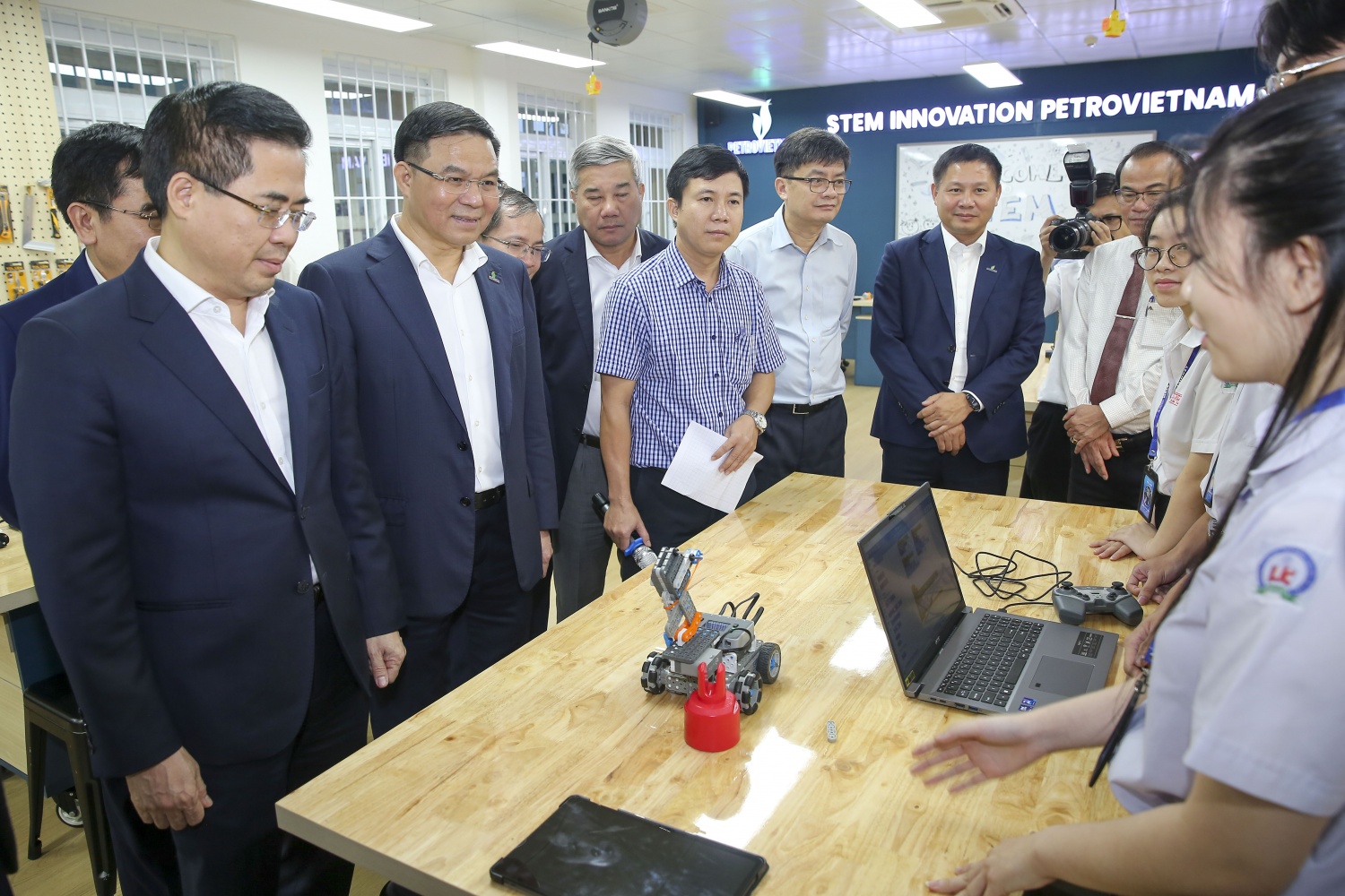 Các đại biểu trò chuyện, trao đổi về các thí nghiệm học tập của em học sinh tại Trường THPT chuyên Lê Khiết. Các đại biểu trò chuyện, trao đổi về các thí nghiệm học tập của em học sinh tại Trường THPT chuyên Lê Khiết.