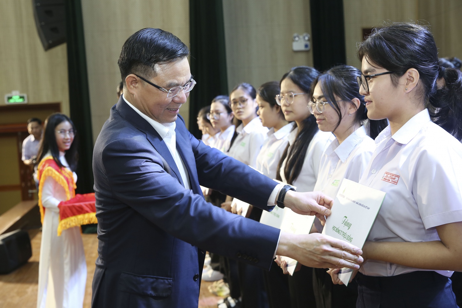 Đồng chí Lê Mạnh Hùng – Bí thư Đảng uỷ, Chủ tịch HĐTV Petrovietnam trao tặng các phần quà cho các học sinh có thành tích cao trong học tập tại Trường THPT chuyên Lê Khiết. Đồng chí Lê Mạnh Hùng – Bí thư Đảng uỷ, Chủ tịch HĐTV Petrovietnam trao tặng các phần quà cho các học sinh có thành tích cao trong học tập tại Trường THPT chuyên Lê Khiết.