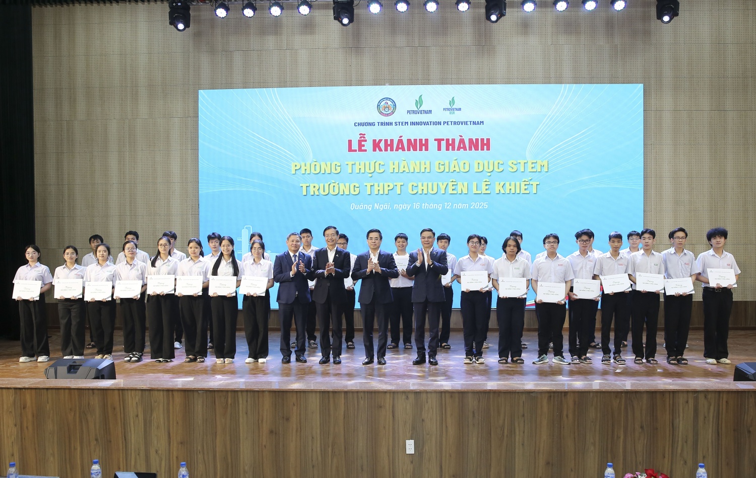 Đại diện tỉnh Quảng Ngãi, Sở Giáo dục và Đào tạo tỉnh Quảng Ngãi, Petrovietnam và BSR trao tặng các suất học bổng cho các em học sinh Trường THPT chuyên Lê Khiết. Đại diện tỉnh Quảng Ngãi, Sở Giáo dục và Đào tạo tỉnh Quảng Ngãi, Petrovietnam và BSR trao tặng các suất học bổng cho các em học sinh Trường THPT chuyên Lê Khiết.