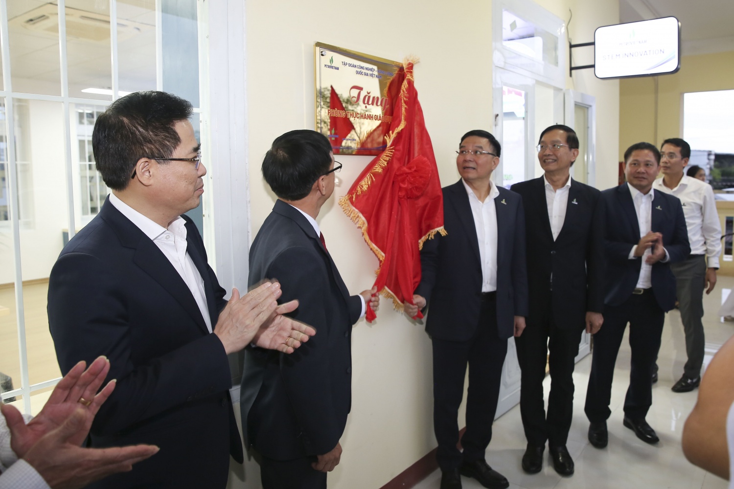 Các đại biểu thực hiện nghi thức khánh thành phòng STEM tại Trường THPT chuyên Lê Khiết. Các đại biểu thực hiện nghi thức khánh thành phòng STEM tại Trường THPT chuyên Lê Khiết.