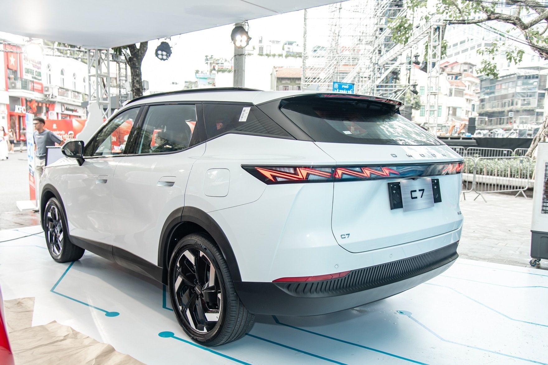 Đuôi xe gây chú ý với dải đèn hình tia sét kéo ngang - Ảnh: ĐT