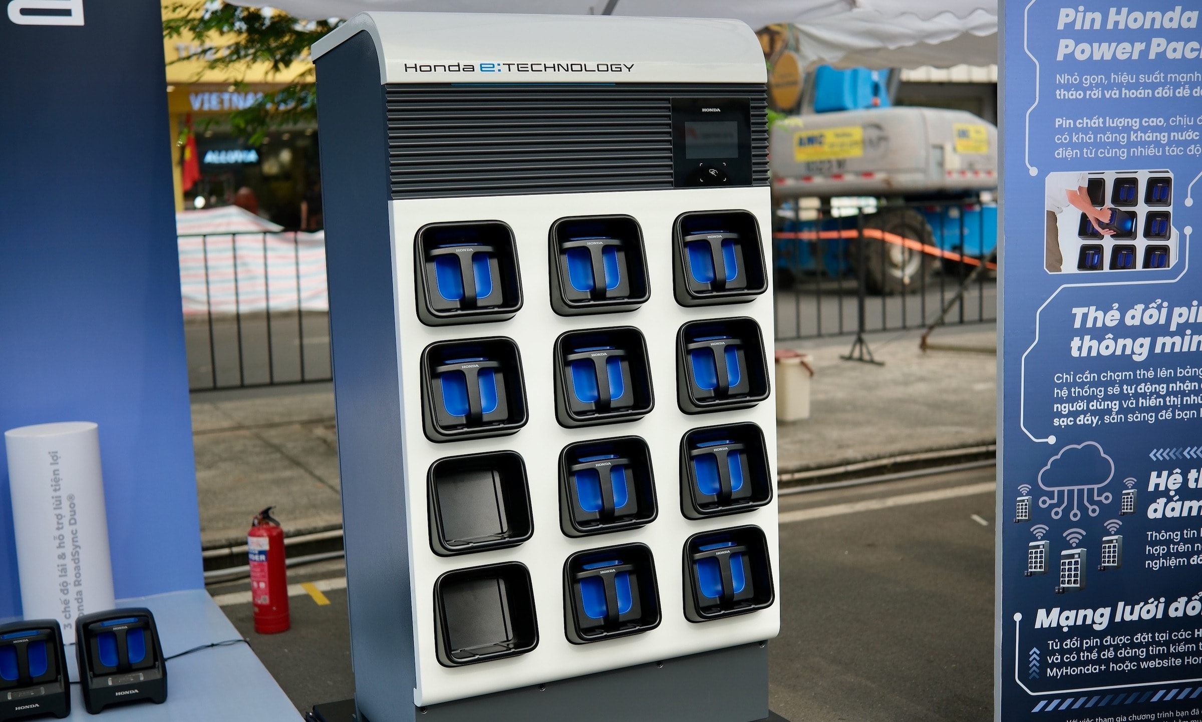 Hệ thống tủ đổi pin xe máy điện dự kiến được Honda Việt Nam triển khai từ đầu năm 2026 - Ảnh: Hồ Tân