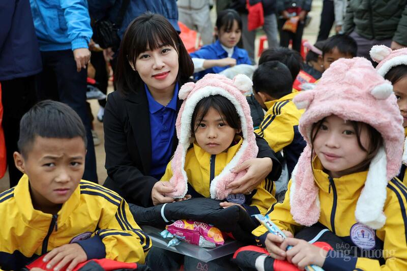 Chị Nguyễn Ngọc Tâm - Bí thư Đoàn Thanh niên Bộ Công Thương, Phó Chánh Văn phòng Cục Quản lý và Phát triển thị trường trong nước nhấn mạnh: “Chương trình Tình nguyện mùa Đông 2025 là trách nhiệm xã hội của doanh nghiệp và tổ chức đoàn. Đây cũng là hoạt động cụ thể hóa tinh thần xung kích, tiên phong của tuổi trẻ cùng chung tay chăm lo an sinh xã hội, nhất là tại các địa bàn vùng sâu, vùng xa, biên giới còn nhiều khó khăn”. Ảnh: Quỳnh Trang