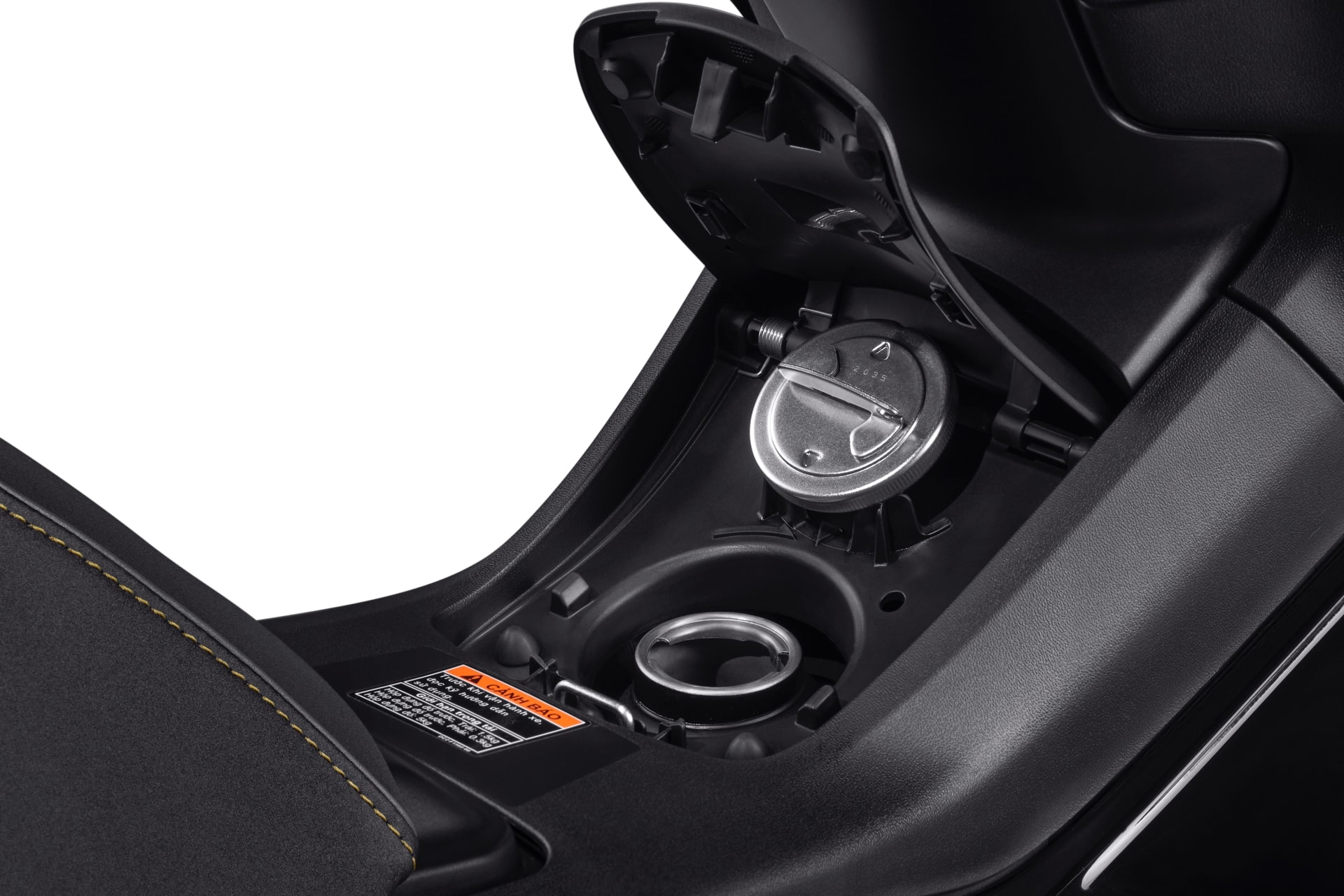 Nắp bình xăng và hộc chứa đồ nhỏ phía trước - Ảnh: Yamaha