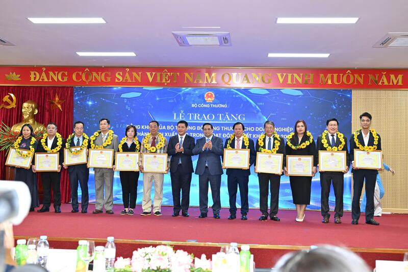 Thủ tướng Chính phủ và Bộ trưởng Bộ Công Thương trao Bằng khen cho các doanh nghiệp xuất khẩu xuất sắc năm 2024.