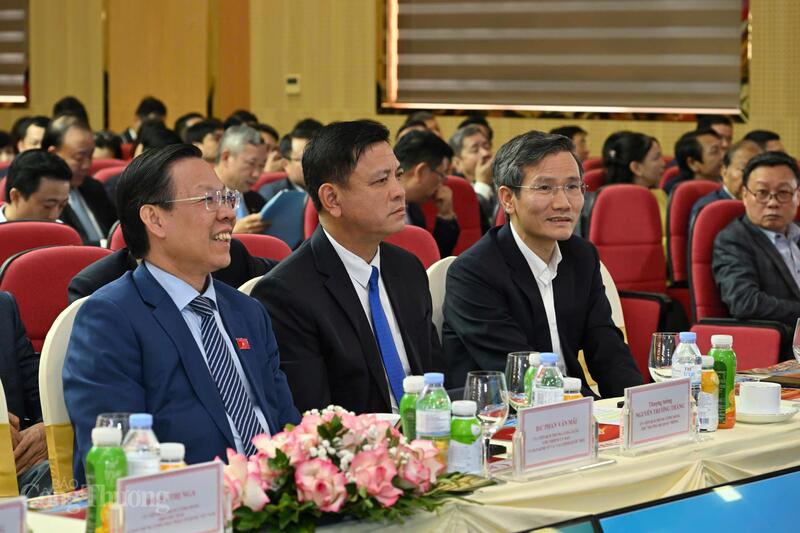 Cùng đự có đồng chí Phan Văn Mãi, Chủ nhiệm Uỷ ban Kinh tế và Tài chính của Quốc hội (đầu tiên bên trái); Thượng tướng Nguyễn Trường Thắng, Thứ trưởng Bộ Quốc phòng (giữa).