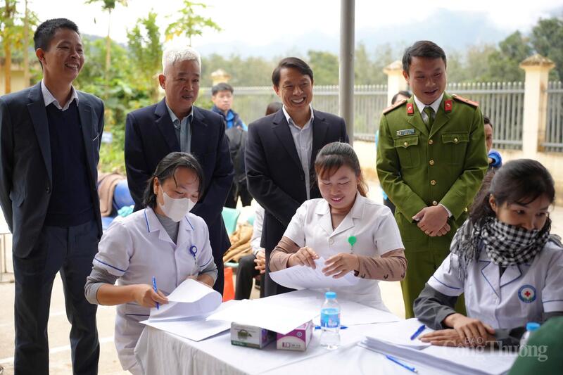 Người dân xã Mường Pồn được khám bệnh, tư vấn sức khỏe và cấp phát thuốc miễn phí. Ảnh: Quỳnh Trang