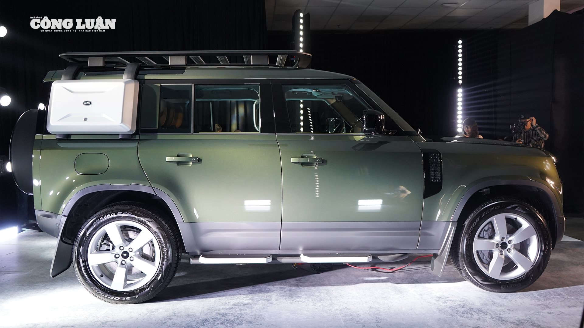 Ngoại thất màu sơn xanh Woolstone Green mới của Land Rover.