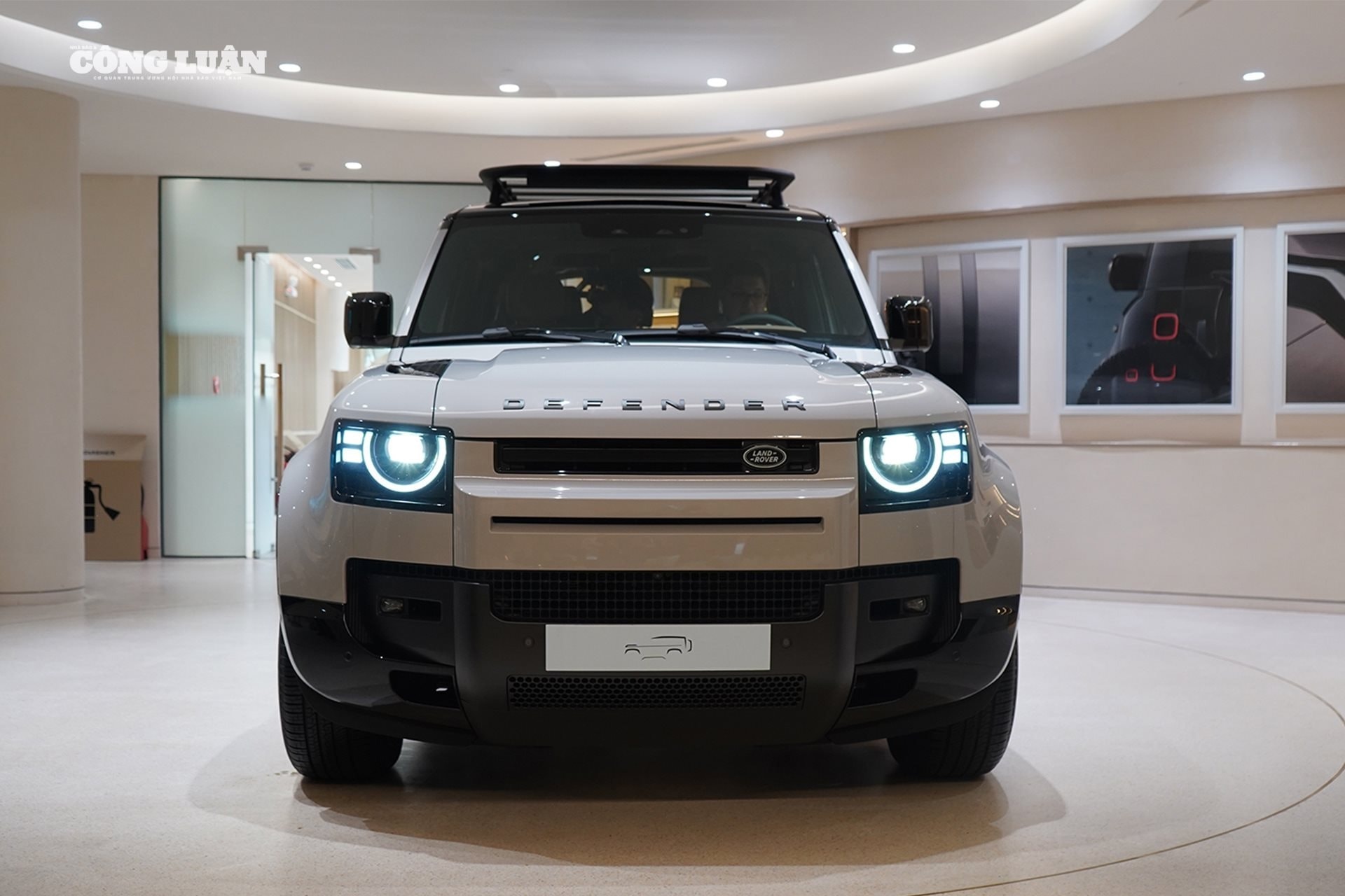 Phiên bản Defender 130 X-Dynamic HSE 3.0 P400 MHEV có giá bán gần 8 tỷ đồng.