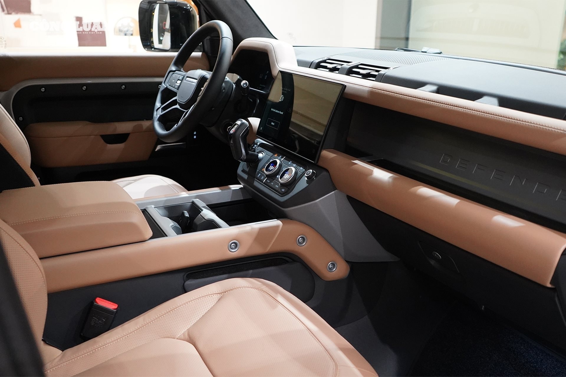 Thiết kế khoang lái của phiên bản Defender 130 X-Dynamic HSE 3.0 P400 MHEV.